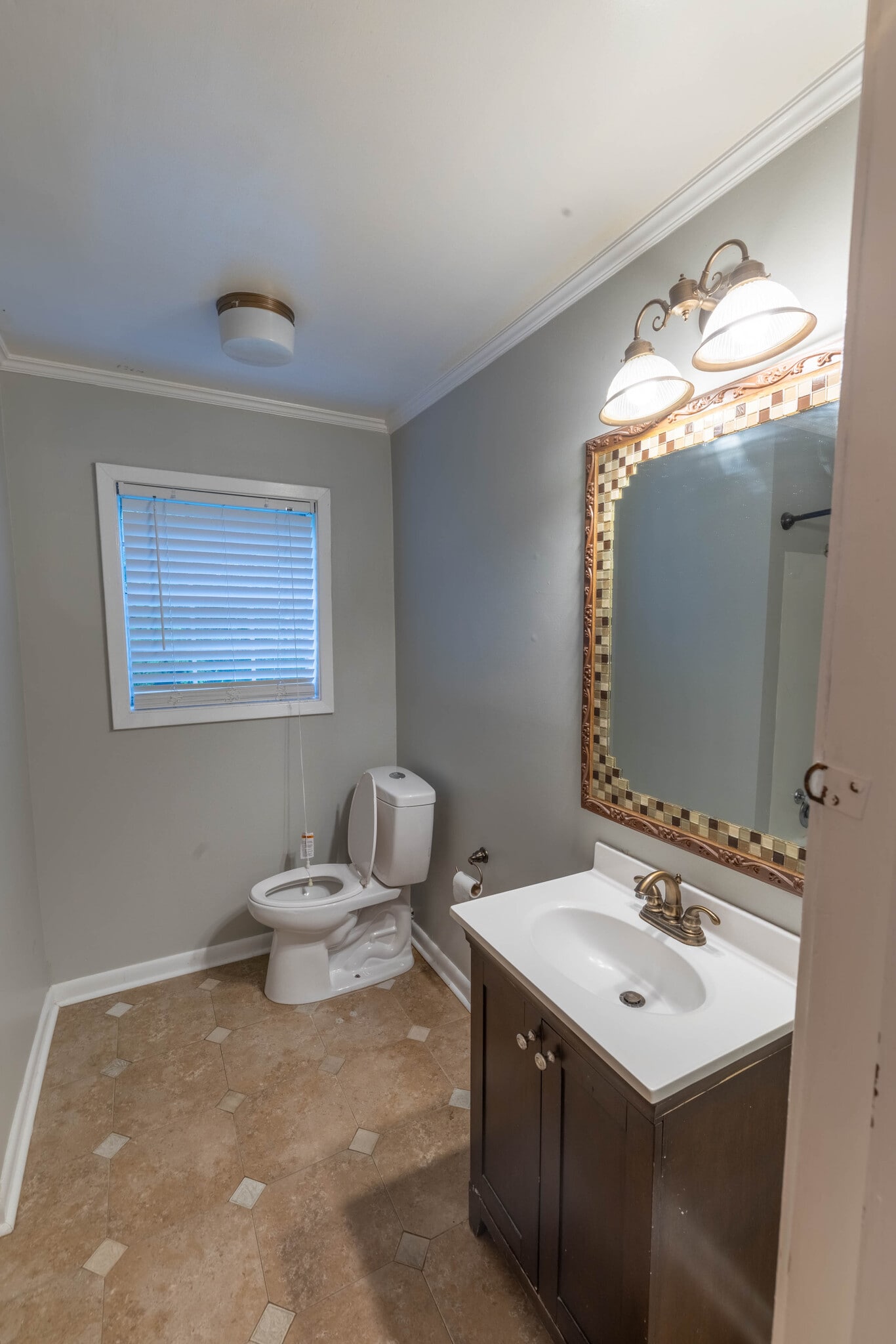 Bathroom 2 / Hall Bath - 311 Linden Cir