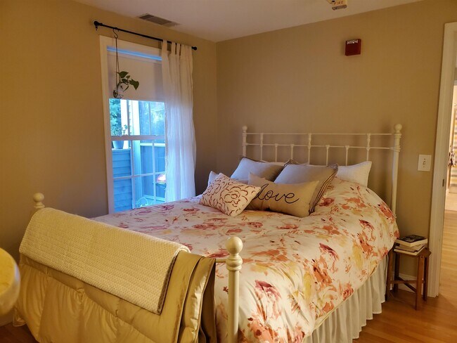 Building Photo - 4 Crestview Cir