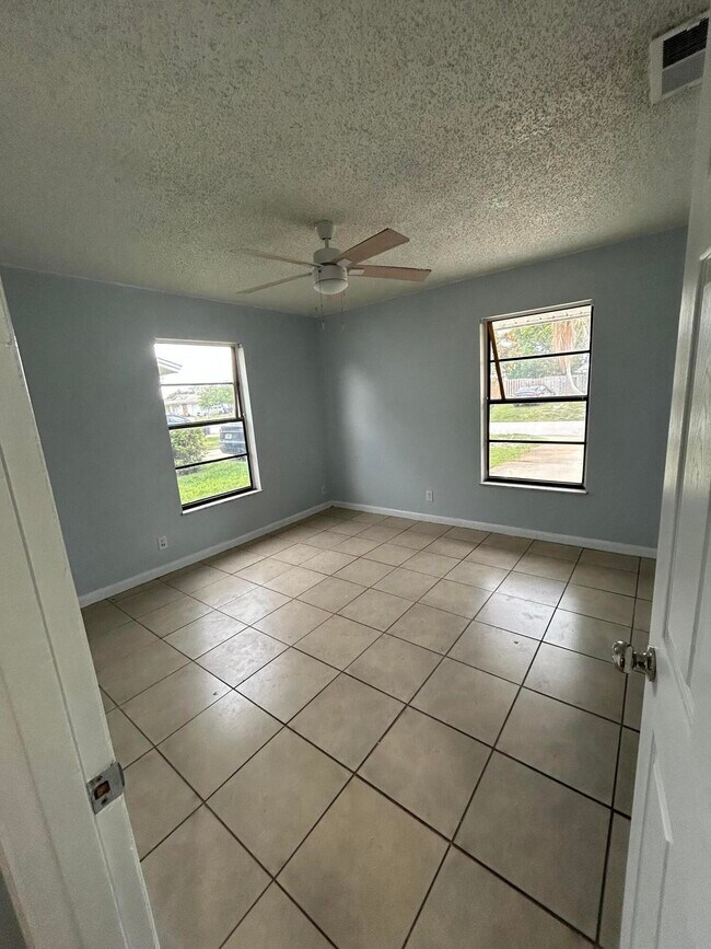 Building Photo - 8997 SE Sandy Ln
