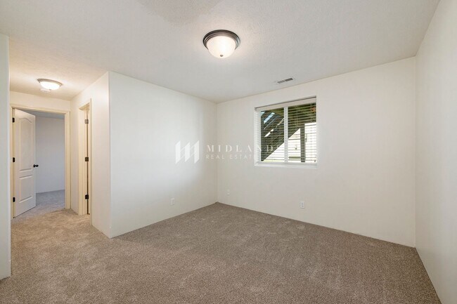 Building Photo - Beautiful Townhome in Shadow View