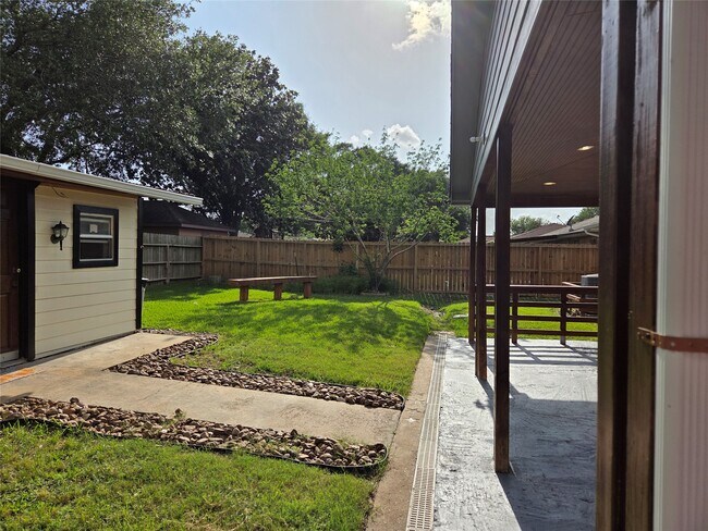 Building Photo - 15415 Beechnut St