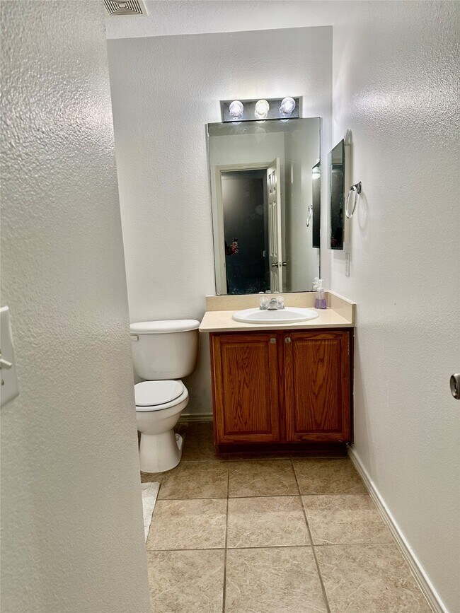 Building Photo - 29740 Sullivan Oaks Dr