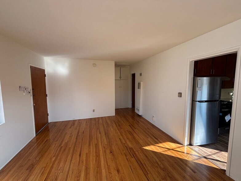 Building Photo - 4616 Kingswell Ave