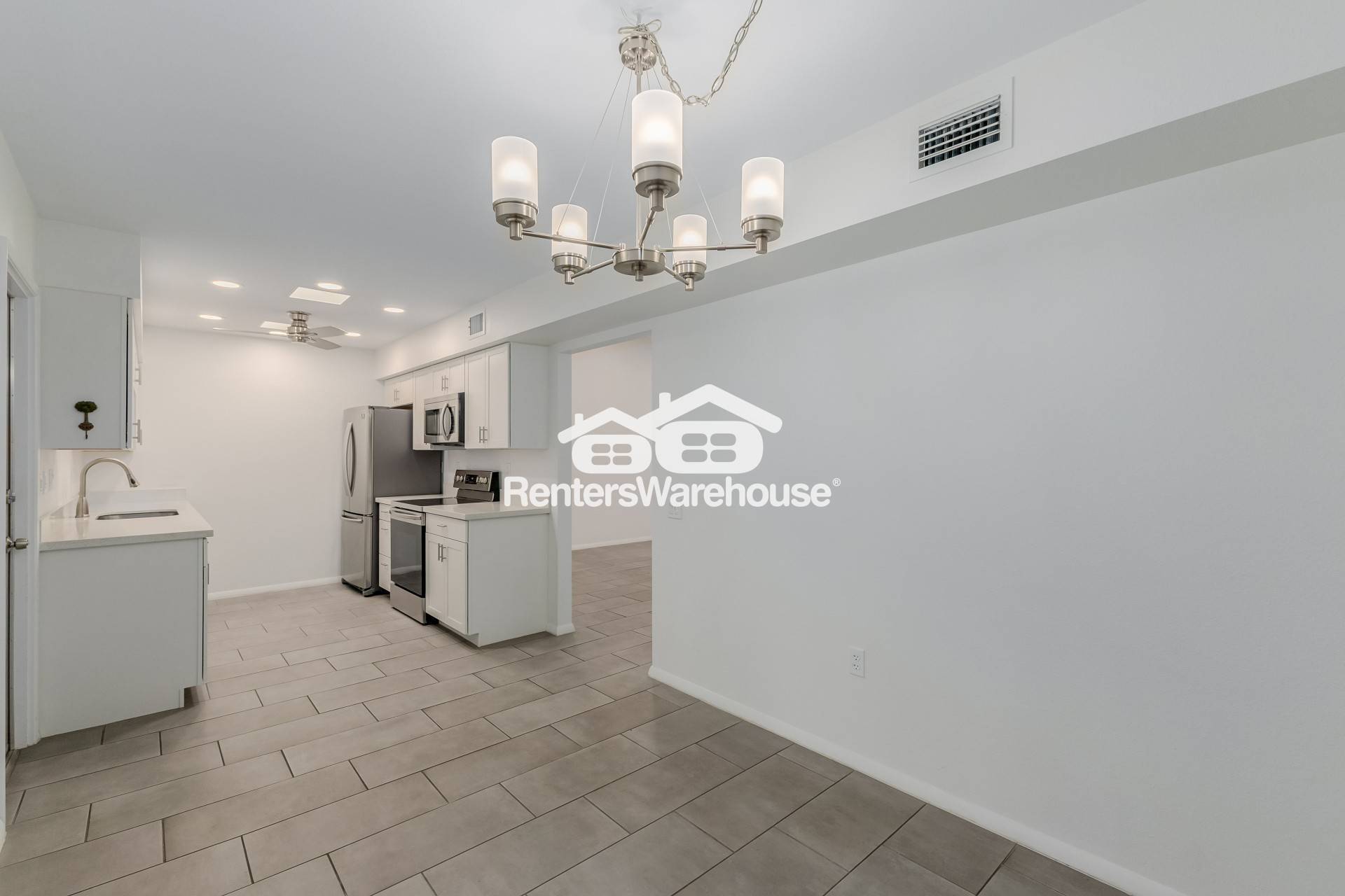 Building Photo - 13211 N Cedar Dr