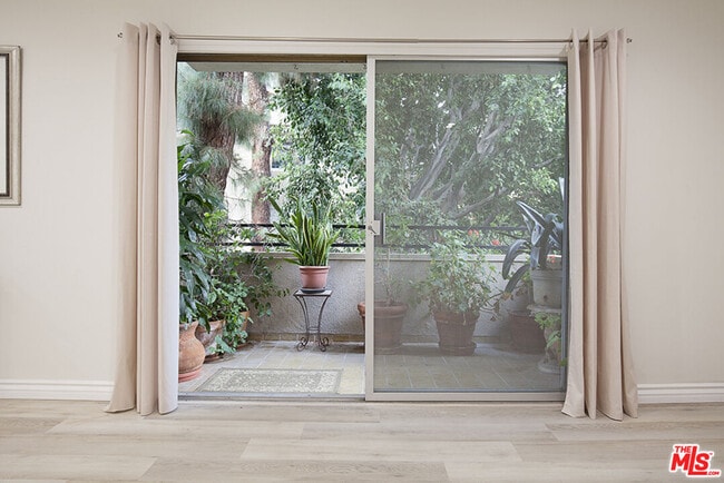 Building Photo - 6708 Hillpark Dr