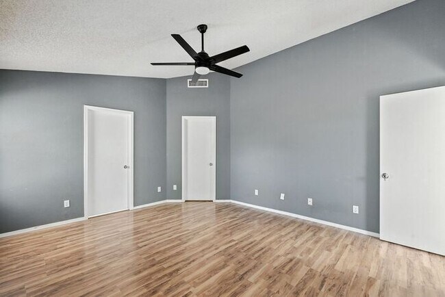 Building Photo - Great single family home!