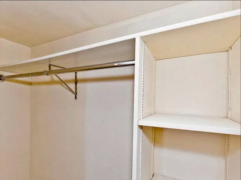 Building Photo - 1368 W Evergreen Ave