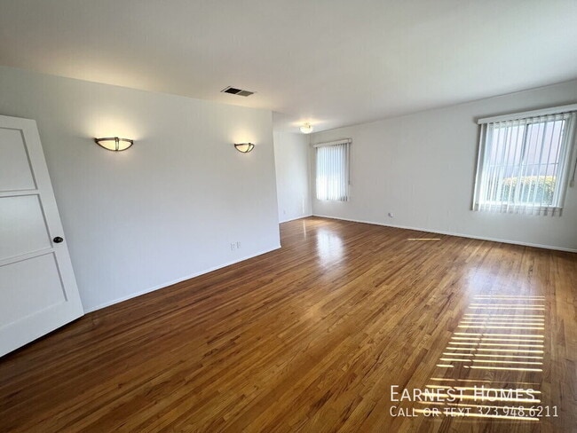 Building Photo - 14013 Addison St
