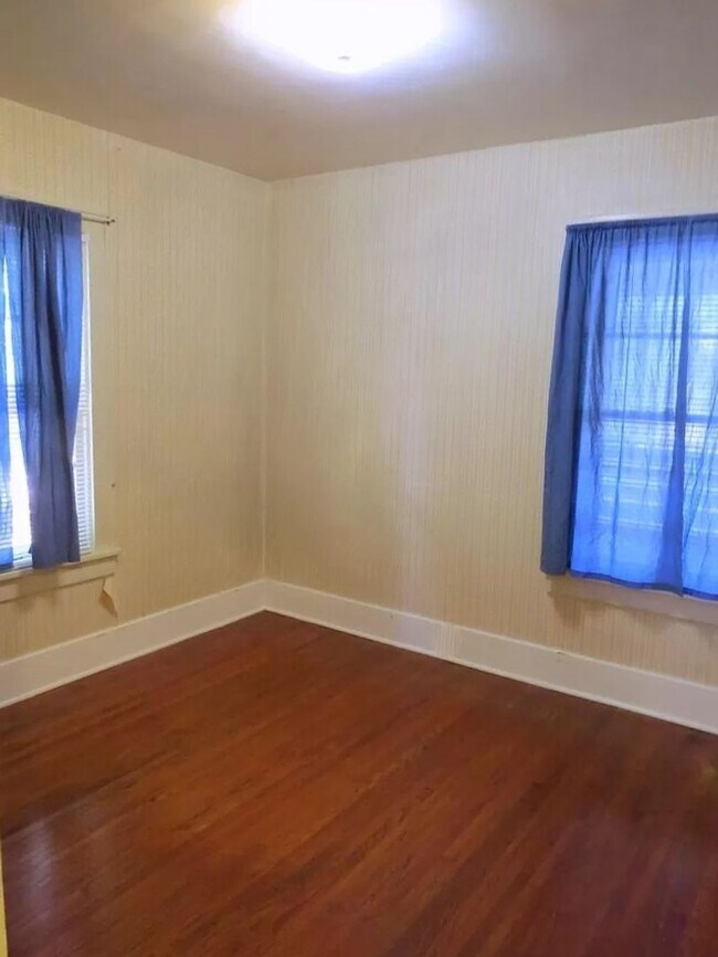 Building Photo - 904 1/2-310-312 E Elizabeth St