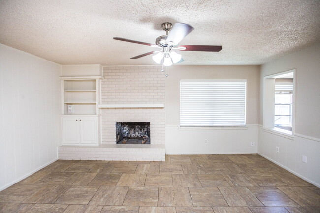 Building Photo - Beautiful 3/2 with a Bonus Room!