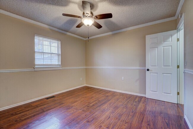 Building Photo - 4 bed 3 bath home!