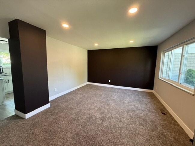 Building Photo - 2 bedroom 1.5 bathroom townhouse - Availab...