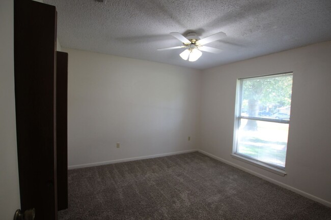 Building Photo - Oversized 4 bedroom 3 bath rental in Tyler...