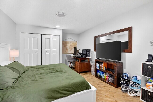 Building Photo - 320 Riverdale Rd