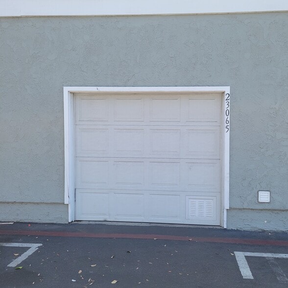 Single Car attached direct access garage - 23065 Via Pimiento