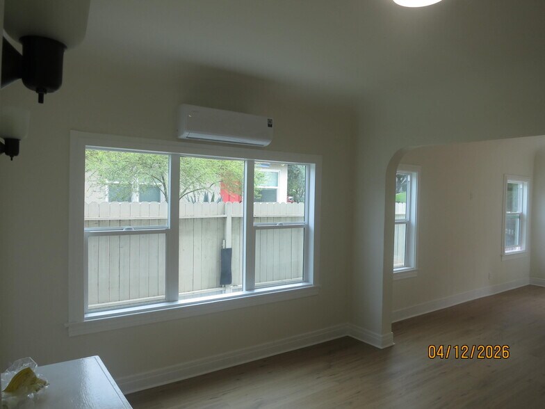 Building Photo - 2045 S Harcourt Ave