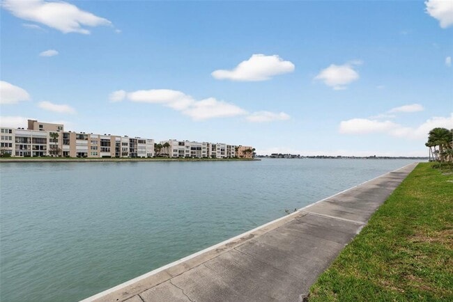 Building Photo - 7540 Bay Island Dr S