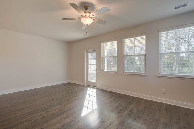 Building Photo - 7821 Montview Rd