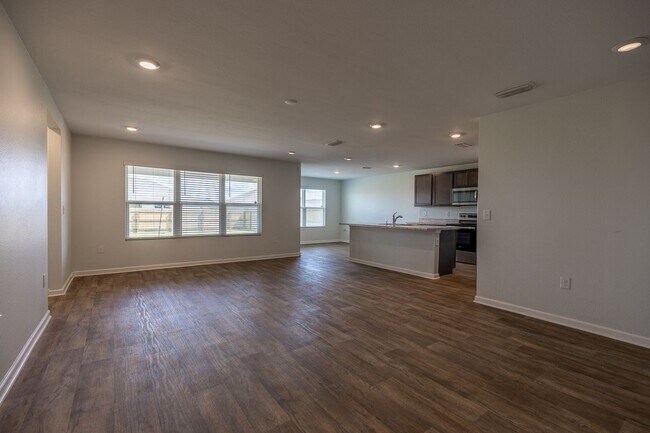 Building Photo - ONE FREE MONTH MOVE IN  SPECIAL! Beautiful...