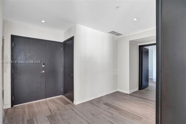 Building Photo - 480 NE 31st St