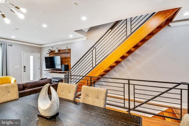 Building Photo - 1945 Watkins St