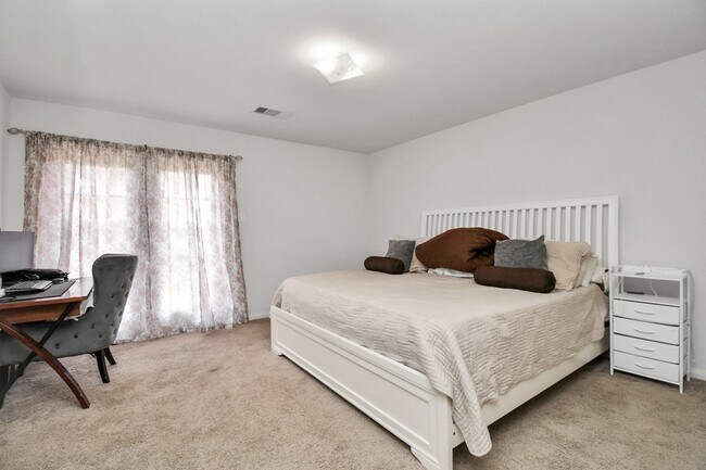 Building Photo - 985 Lake View Cir W