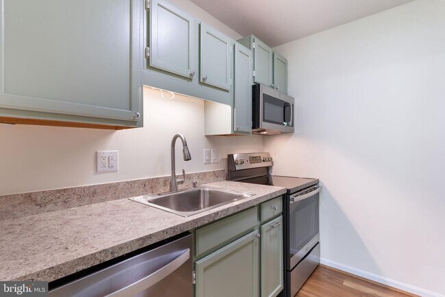 Building Photo - 23240 Rosewood Ct