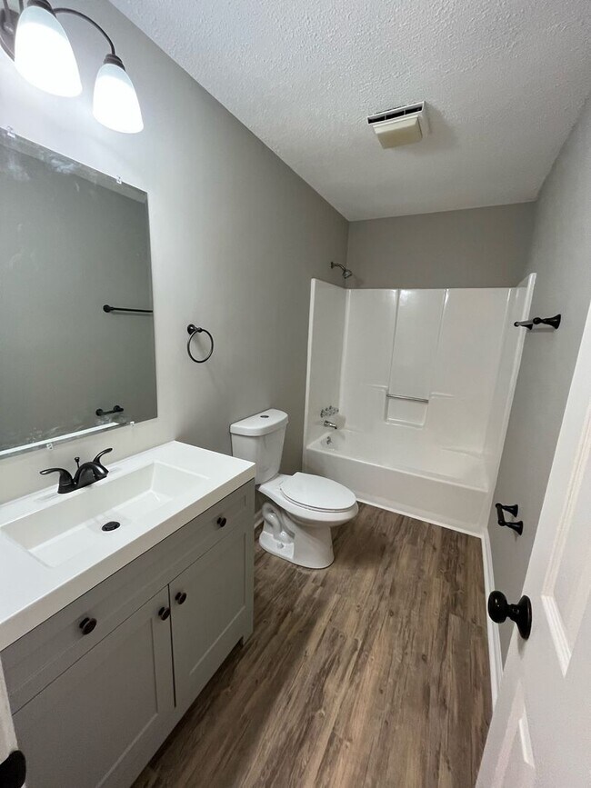 Building Photo - 2 Bedroom/1.5 Bathroom Townhome in Clemson, SC!