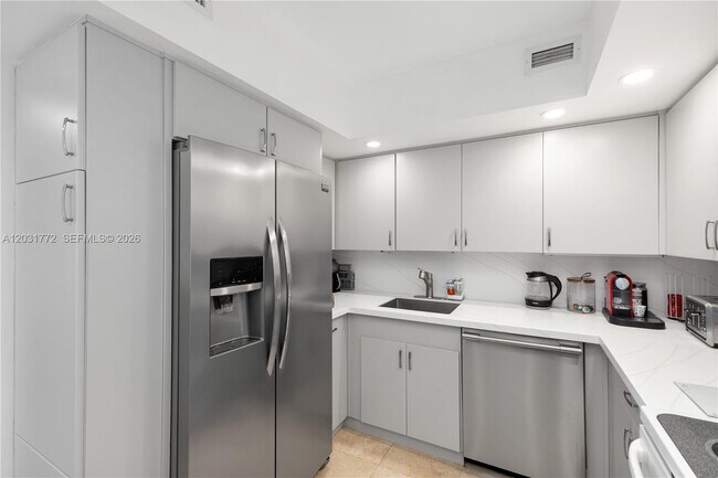 Building Photo - 5600 Collins Ave