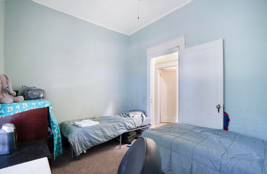 Building Photo - Charming Historic 2BR Apartment with Garag...