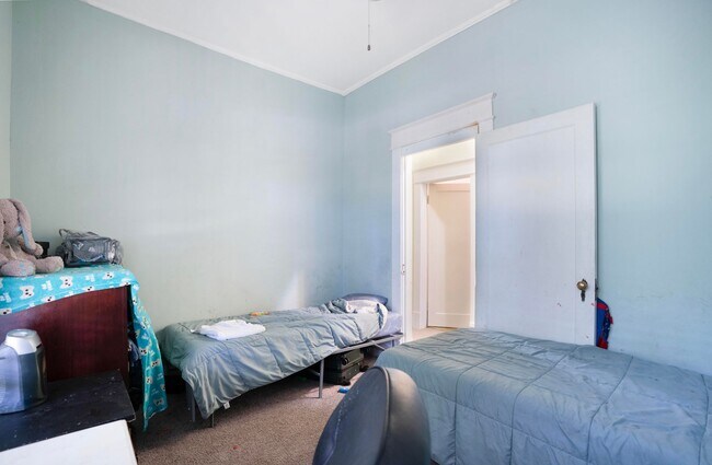 Building Photo - Charming Historic 2BR Apartment with Garag...