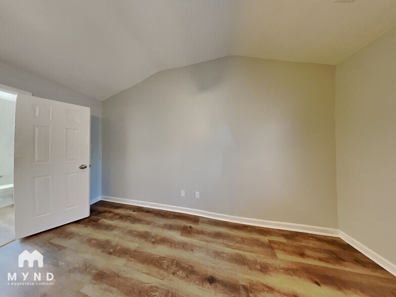 Building Photo - 904 Estelle Ct