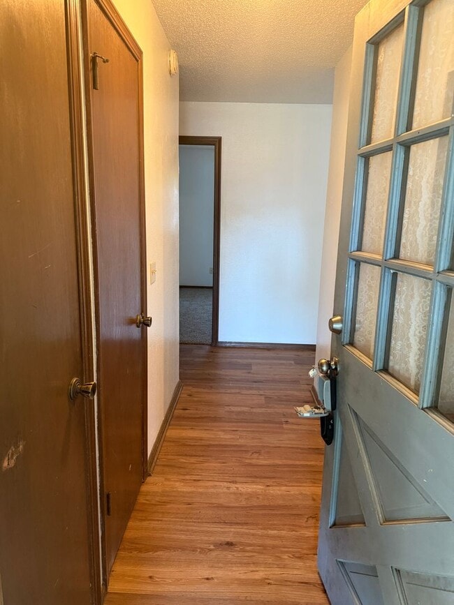 Building Photo - For Rent - Charming 3 bedroom home in Yukon!