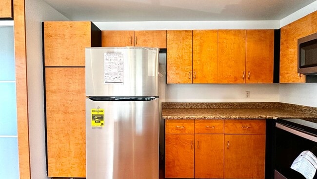 Building Photo - 2 BED/2 BATH/2 PRKG + Washer/Dryer INSIDE ...