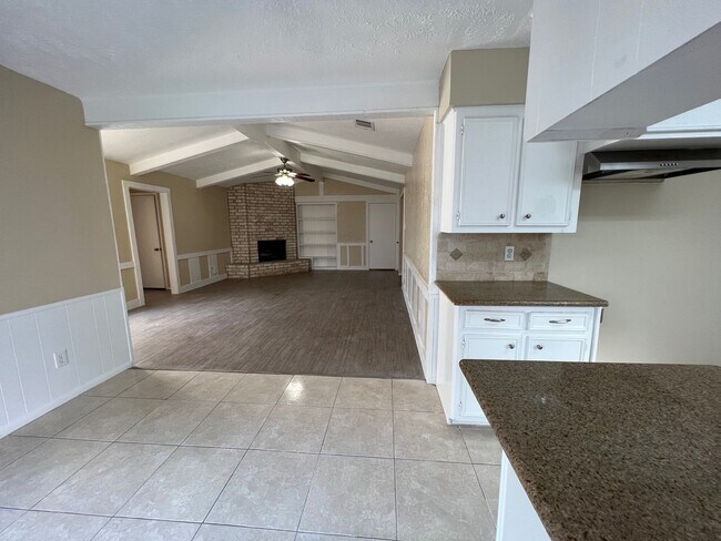 Building Photo - Really spacious 4bed/2bath single family home