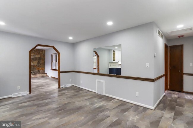 Building Photo - 5 Orchard Pl