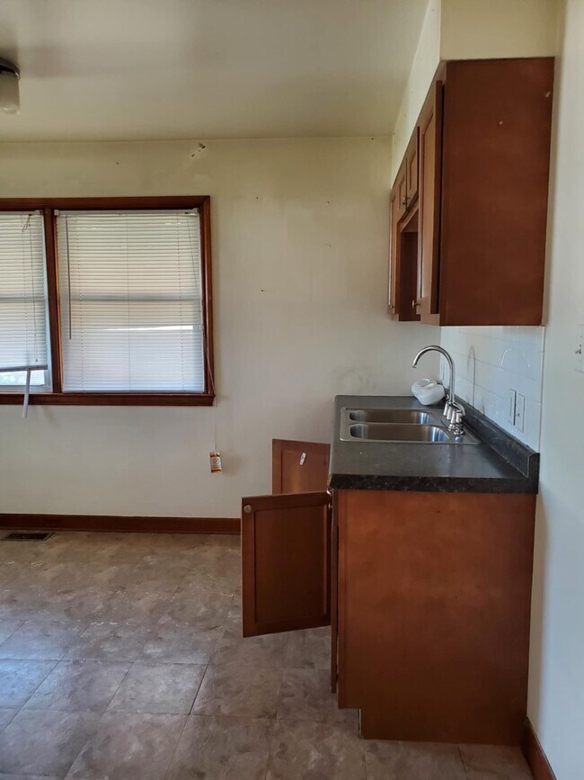 Building Photo - 1340 E Riverside Ave