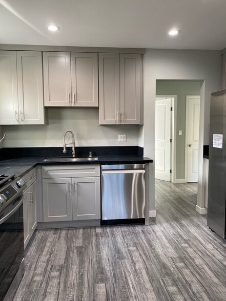 Kitchen - 1709 Barry Ave