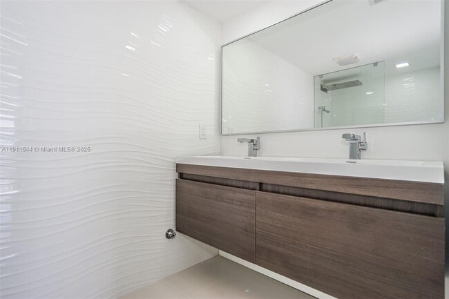 Building Photo - 7601 E Treasure Dr