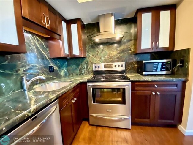 Building Photo - 1050 SE 15th St