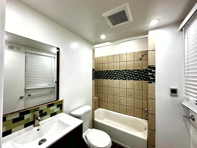 Building Photo - 607 N El Molino Ave