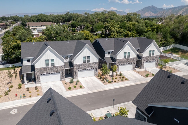 Building Photo - 735 E Zekes Ct