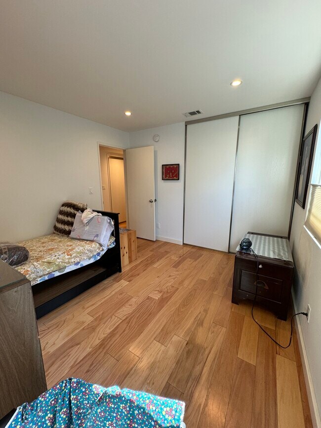 Bedroom 2b - 3017 Chaucer St