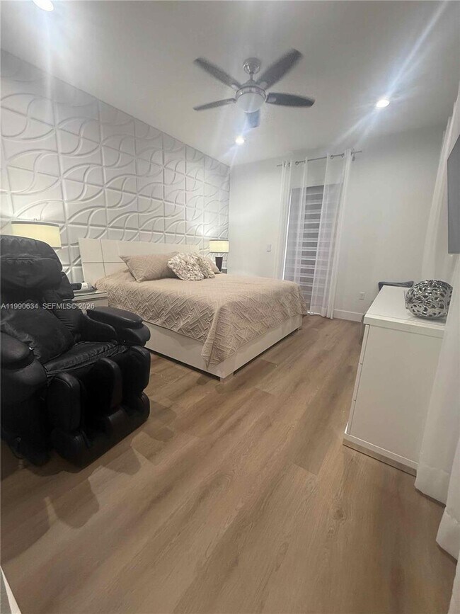 Building Photo - 6923 Julia Gardens Dr