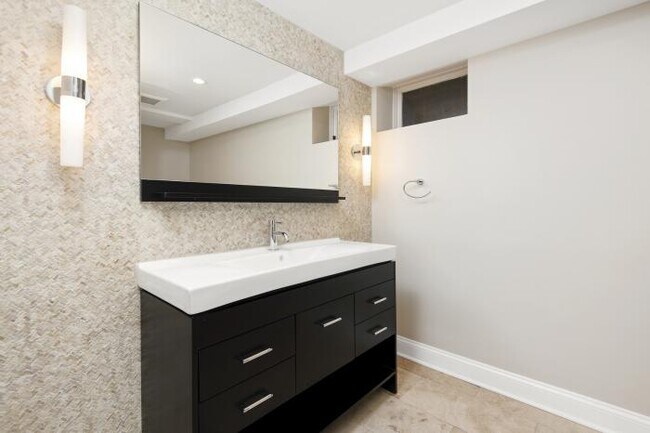 Building Photo - 5 bedroom in Chicago IL 60614