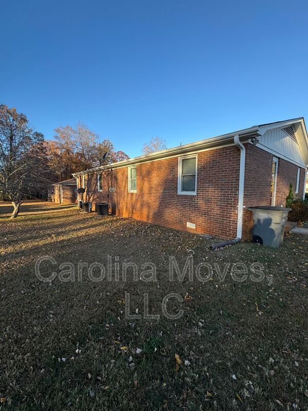 Building Photo - 115 Wardview Ave