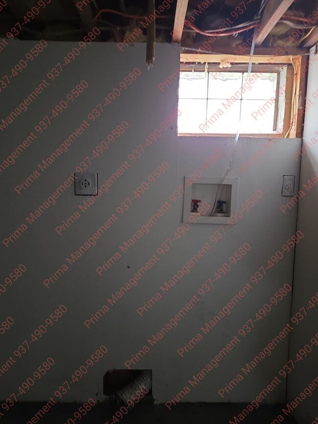 Building Photo - Great 3 bed 2 bath with AC close to everything!