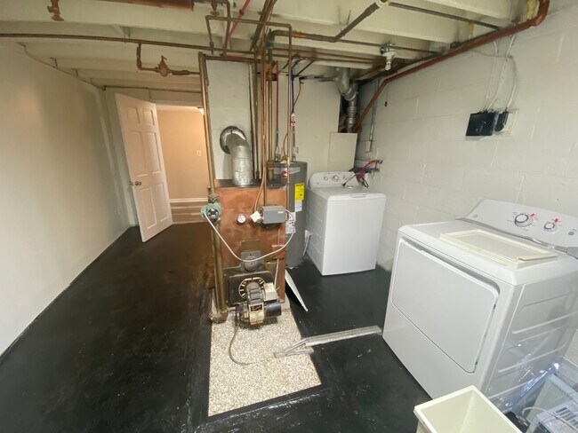 Building Photo - 30 E 7th St