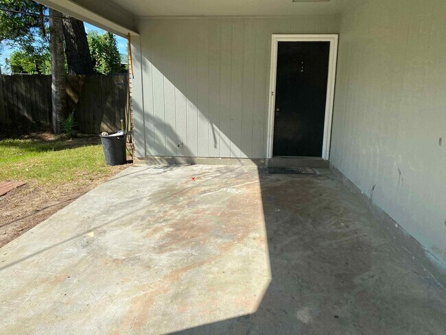 Building Photo - 107 Lake Dr