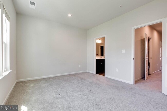 Building Photo - 188 Woodgate Cir